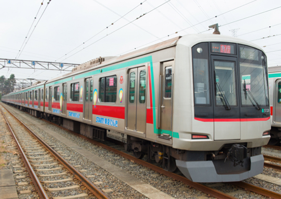 運行中のラッピング列車