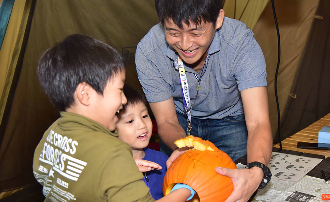 最初のプログラムでは、ホンモノのかぼちゃからハロウィンのランタンを作ったよ♪